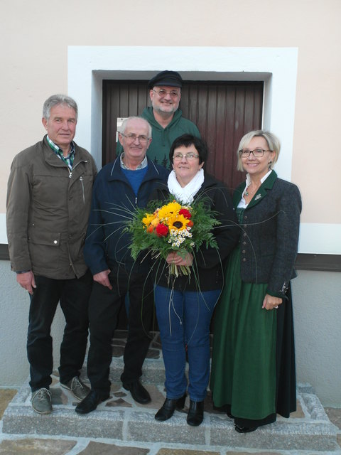Vizebürgermeister Manfred Hackl, Pfarrer Mag. Gerhard Gruber, Ehepaar Johann und Maria Eder, Bürgermeisterin Adelheid Ebner (v.l.).