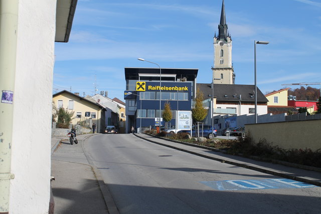 Heute ist die Straße breiter und viel befahren.