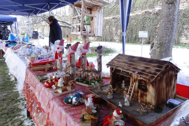 Großteils handgemachte Bastelwaren erwartet die Besucher des Weihnachtsmarktes im Karikaturengarten Brunn am Wald