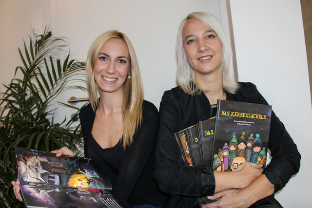 Cornelia Bredschneider und Katharina Gunzer (von links) mit ihrem Kinderbuch "Das Kerzenlächeln"
