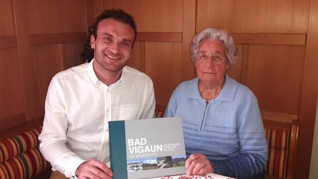 Bürgermeister Fritz Holztrattner mit Jubilarin Maria Strobl