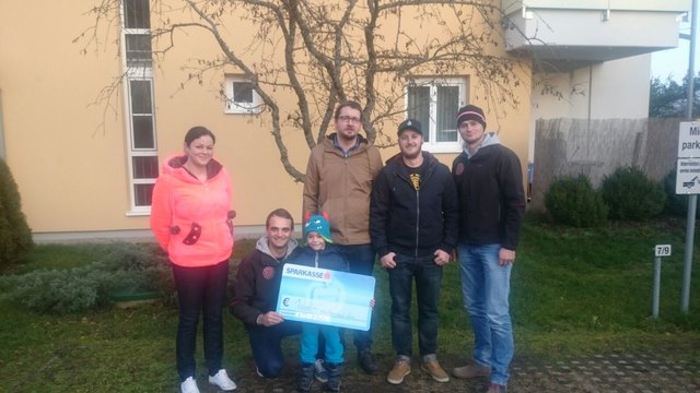 Der Scheck mit 1000 Euro wurde von den Mitgliedern des Vereins KTS an Jonas und seine Eltern übergeben.