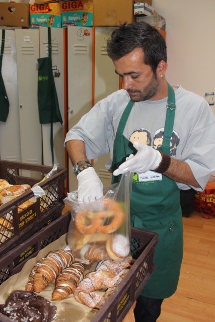 Mitarbeiter Piciu sortiert gespendetes Gebäck und Mehlspeisen | Foto: Vinzi Werke