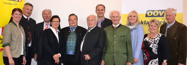 Wilhelm Auzinger (3.v.l.) folgte Alois Ecker (4.v.r.) als Obmann des Seniorenbundes im Bezirk Vöcklabruck nach.