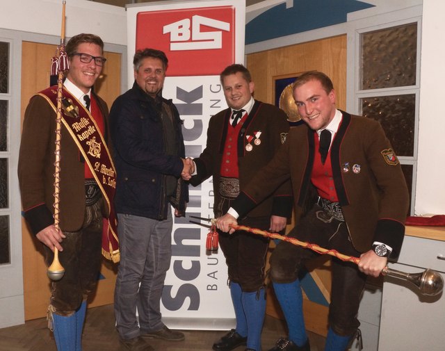 Michael Millinger mit dem neuen Prachtstück, Mario Hölzl, Kapellmeister Christian Fritsch, Hans Zehentmayr mit dem alten Stab