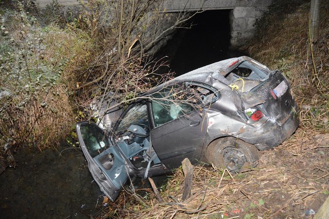 Der PKW des 36-Jährigen blieb im Hirnbach stecken. | Foto: ZOOM.TIROL