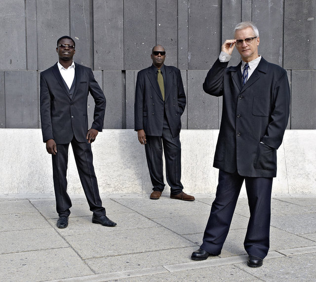 Mamadou Diabaté, Jon Sass und Wolfgang Puschnig (v.l.) treten gemeinsam im Dorf auf.