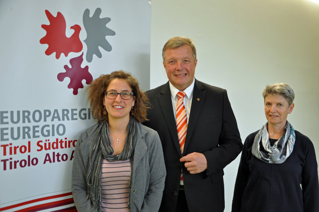 LR Bernhard Tilg mit Verena Prantl (li.) vom Pflegezentrum Haiming und Annelies Sprecher vom Pflegezentrum Ötz, die im Zuge des Euregio-Personalaustausches in einem Heim in Klausen bzw. Brixen arbeiteten.