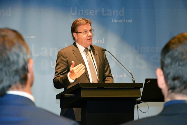 LH Günther Platter, LHStvin Ingrid Felipe, Südtirols Verkehrslandesrat Florian Mussner und Trients Verkehrslandesrat Mauro Gilmozzi (v.li.) bei der heute stattfindenden Mobilitätskonferenz in Innsbruck. | Foto: Land Tirol/Sax