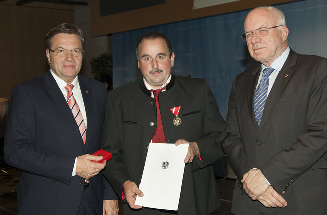 LH Günther Platter und LTP Herwig van Staa gratulierten Magnus Siehs zur Goldene Medaille für Verdienste um die Republik Österreich. | Foto: Land Tirol/Frischauf