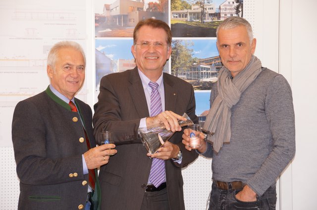 Stoßen mit Wasser an: Bgm. Helmut Leitenberger, GF Franz Krainer und Architekt Gerwin Kortschak.