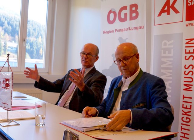 Bezirksstellenleiter Franz Grübl und AK-Präsident Siegfried Pichler legten beim Bezirksbesuch im Pongau die Zahlen offen.