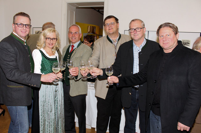 Vertreter der Köflacher Stadtregierung mit Gabi Geschiel bei der Weinverkostung im Kunsthaus.