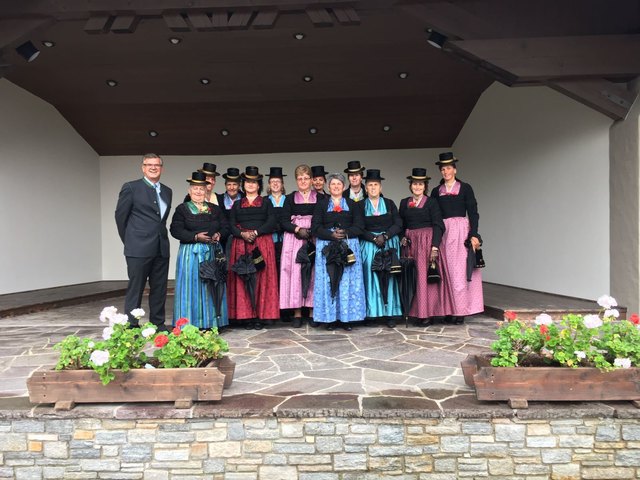 GL Stefan Wechselberger (RB Wald, links), daneben Obfrau und Ortsbäuerin Rosmarie Wechselberger und die Mitglieder der Trachtenfrauen Wald im Pinzgau.