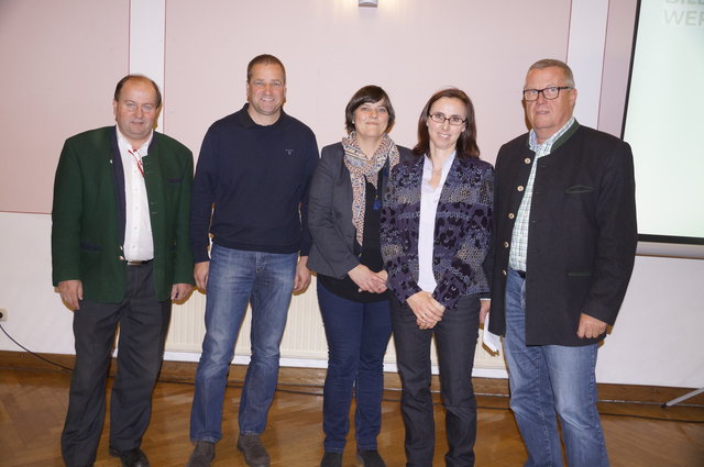 Infoabend: Bgm. Rupert Fleischhacker mit Monika Kusterer, Sylvia Gölles, Karl Turza, August Friedheim (v.r.). | Foto: KK