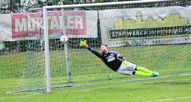 Die Entscheidung: Schladming-Torhüter Krenn streckt sich vergeblich, der Freistoß von Rene Zisser landet zum 1:0-Siegestreffer im Netz.