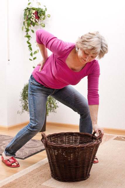 Abrupte Bewegung oder eine ungünstige Körperhaltung, bei der man schwer hebt, lösen oft einen Hexenschuss aus. | Foto: M.Dörr & M.Frommherz/Fotolia.com