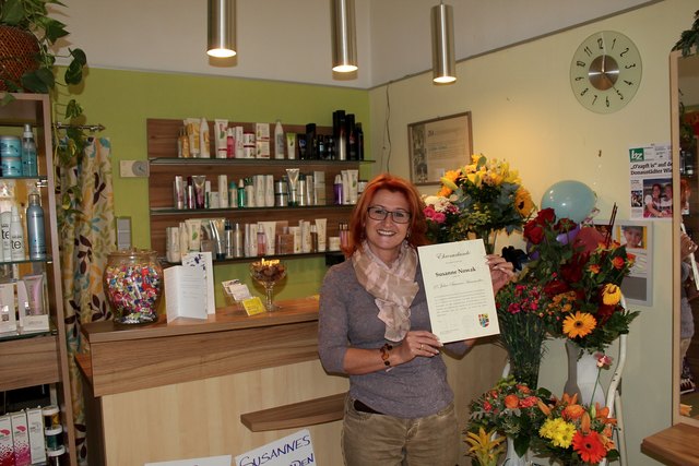Susanne Nowak hat zum 25. Betriebsjubiläum eine Ehrenurkunden des Bezirkes als Dankeschön erhalten
