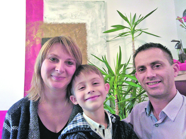 Trotz Tumorerkrankung versucht die junge Familie – Barbara, Elias und Andrea – ein normales Leben zu führen.