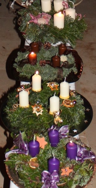 Adventkränze für jeden Geschmack beim Adventmarkt in Traberg.