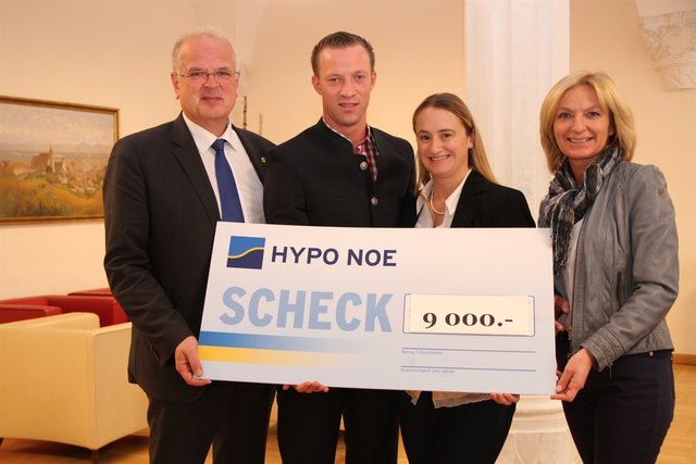 Thomas und Claudia Bobens überreichten Bürgermeister Dr. Reinhard Resch und Sozialstadträtin Eva Hollerer einen Scheck über 9.000 Euro für den städtischen Sozialfonds.