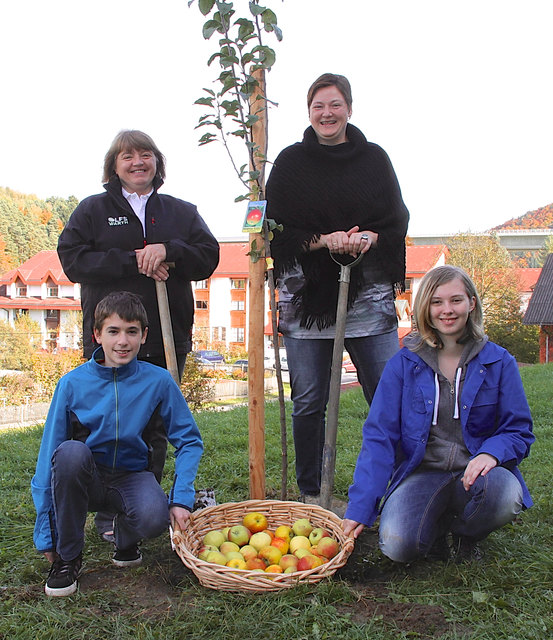 Anlässlich des Tages des Apfels wurde von den Schülern ein Apfelbaum im Schulgarten gepflanzt. Im Bild (v.l.): Schüler Matthias Rath, Küchenleiterin Brigitta Stangl, Fachlehrerin Dipl.-Päd. Andrea Marchat und Schülerin Iris Rigo.