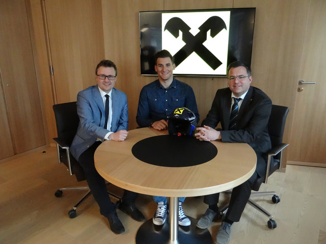Geschäftsleiter Georg Eder von der Raiffeisenbank Saalbach-Hinterglemm-Viehhofen (r.) und Christoph Bachleitner (RVS-Marketing) wünschen Slaven alles Gute.