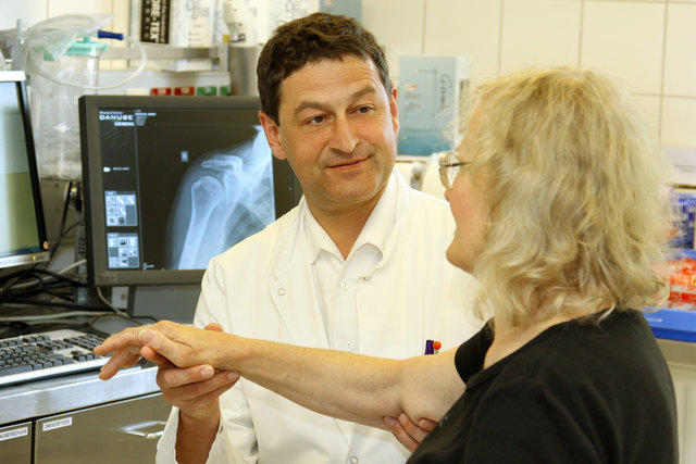 Andreas Stockinger, Leiter des Departments für Unfallchirugie am LKH Schärding, rät zur Vorbeugung.