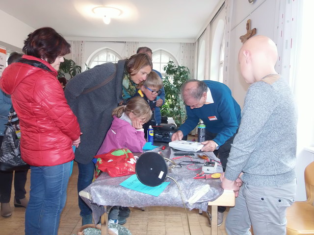 Das Interesse beim vierten Repair Café in Landeck war groß. | Foto: Irmgard Pfurtscheller