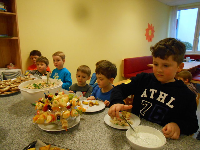 Die Kinder helfen beim Zubereiten des Buffets.