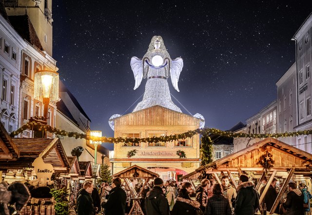 Mit 28.800 Lichtpunkten thront das wohl größte Christkind der Welt über der Almdorfbühne.