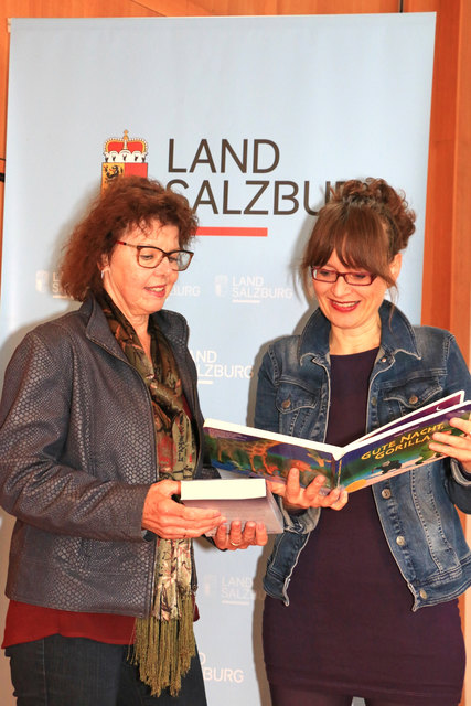 Landesrätin Martina Berthold gratulierte Waltraud Lafenthaler. Sie ist 10 Jahre Vorsitzende des Bibliothekarsverbandes.