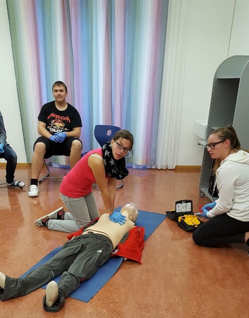 Schülerin bei Herzdruckmassage