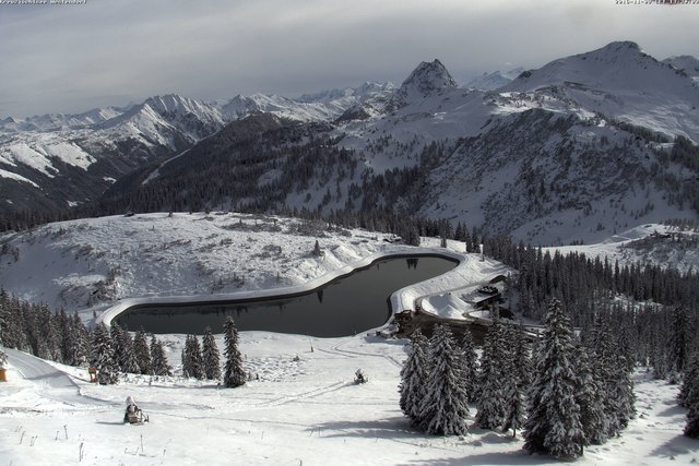 Der vergrößerte Speichersee tut bereits seinen Dienst für die aufgerüstete Beschneiung. | Foto: Bergbahn Westendorf