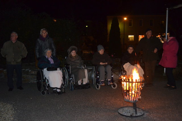 Ehrenamtliche MitarbeiterInnen und BewohnerInnen wärmten sich am Feuer.