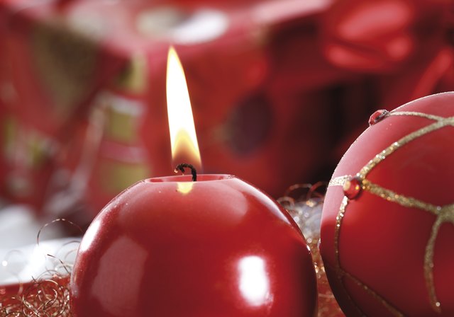 Rote Kugelkerze, Christbaumkugel, Paeckchen