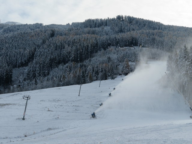 Am Fuß des Patscherkofels wird dem Winter kräftig auf die Sprünge geholfen: Die Schneekanonen laufen auf vollen Touren!