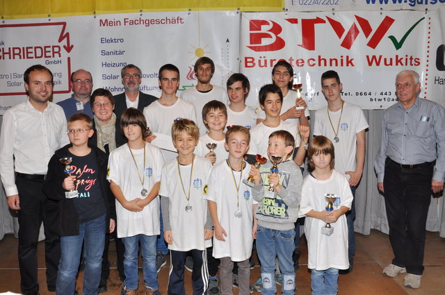 hinten von links: VizeBgm. Johannes Albrecht, Schiedsrichter FM Mag. Klaus Neumeier, Bgm. Josefa Geiger, Obmann Ing. Michael Felbermayer, Emanuel Högl, Schiedsrichter Tobias Berger, Raphael Högl, David Koglbauer, Noah Faderbauer, Marco Spärk und Herbert Kinzl
Vorne von links: Patrik Jungwirt, Mrkonjic Dorotej, Jakob Koglbauer, Roman Koglbauer, David Thomaso, Jan Freitag und Mrkonjic Timotej.