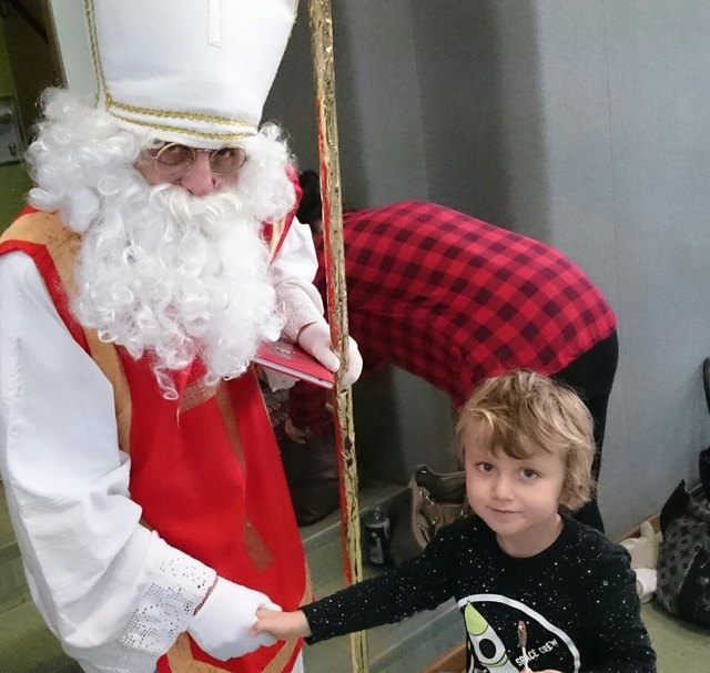 Dem Nikolaus "Hallo" sagen und vielleicht sogar den Stab halten dürfen, ist für die Kinder etwas Besonderes. | Foto: Kinderfreunde Schärding