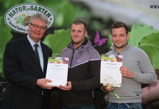 Patrick Mally (Bildmitte) und Tobias Nimmerrichter (r.) von der Gemeinde Pressbaum haben den Lehrgang „Zertifizierte/r Grünraum-Pfleger/in“ der Aktion „Natur im Garten“ absolviert und erhielten vom Landtagsabgeordneten Bürgermeister Christoph Kainz die Urkunden. | Foto: Natur im Garten