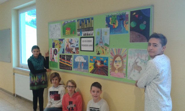 Die Schüler der NMS Trieben sind sichtlich stolz auf ihre selbstgemachten Kunstwerke.