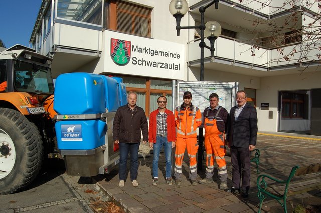 Schwarzautal ist für den Winter gerüstet - Übergabe des neuen IceFighter Solesprühers an Bgm. Alois Trummer, Amtsleiter Ing. Josef Schweigler, Winterdienstfahrer Gottfried Sundl, Manfred Ambros von Eco Technologies Geschäftsführer Ing. Johann Hackl (v.l.n.r.)