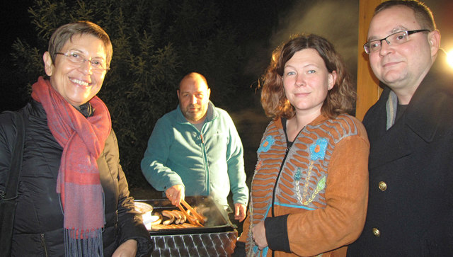 Gertraud Jahn, Franz Frühwirth, Viktoria Frühwirth, Michael Harrucksteiner (v.l.n.r.) beim Bratwürstelessen 2015. | Foto: SPÖ Stadt Perg