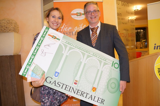 Ein Gastein-Geschäftsführer Klaus Horvat-Unterdorfer mit Sabrina Auer von der Staatsdruckerei.