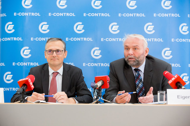 Die Vorstandsmitglieder der E-Control: Wolfgang Urbantschitsch (links) und Andreas Eigenbauer.
