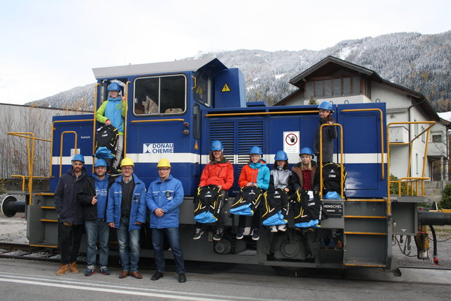 Ein Teil der TSV-Bezirkskaderläufer bei der Rucksackübergabe, im Bild zu sehen: Thomas Krautschneider (Trainer Alpin), Christoph Giggo Wolf (Trainer Freestyle), Marcel Amon und Kurt Pachinger (Donau Chemie Landeck).
