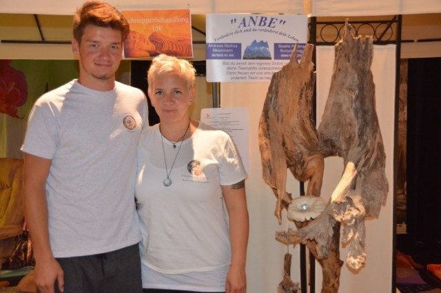 Andreas Moosmann und Beatrix Boroutschnig zeigen den Seminarteilnehmern, wie man selbst eine Ganzkörperwohlfühlbehandlung durchführen kann