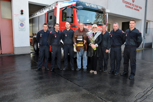 Herzlichen Dank sagten Monika und Peter Koller den Lebensrettern von der Simmeringer Feuerwehr: Klaus T., Ivica B., Michael J. Michael K. Werner F. und Mathias E.