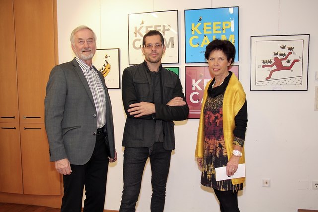 „Rabenvater“ Michael Ferner mit Hofrat Fritz Polzhofer und Pfarrgalerie-Leiterin Traude Payer.