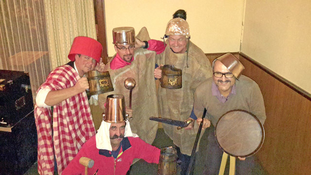 Spielen den "lustigen Zweiteiler": Andreas Ruckhofer, Michael Grafenauer, Günter Nusser, Christian Orasch (v. l.) und Christian Reichmann (vorne)